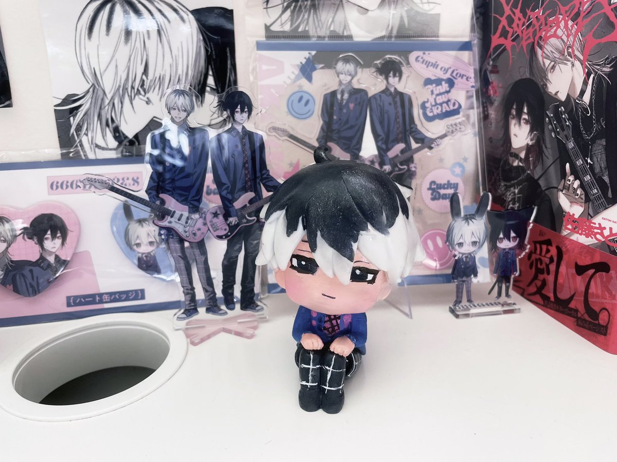 kierian_JJ's tweet photo. I painted a toui look up he looks very stupid the hair is a little messed up I think it’s kinda cute tho (ಡωಡ) https://t.co/L8SWHFat8s