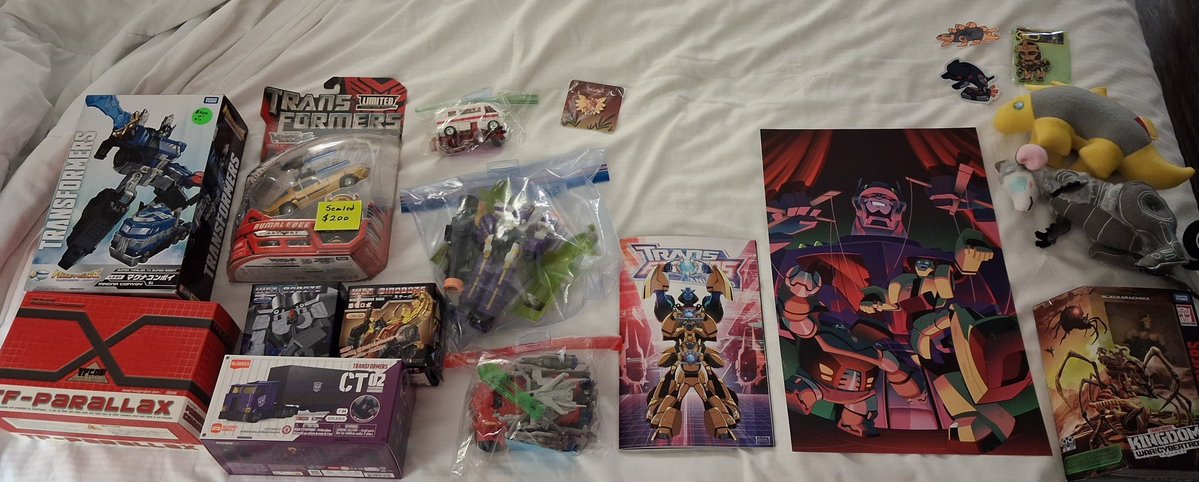 14thPrimeCustom's tweet photo. Another TFCon in the bag! Another time for post con blues. I had a fun time and I got to meet a few of you! This is my Saturday and Sunday haul as well as the stuff I got signed! https://t.co/3ssizeuVlO