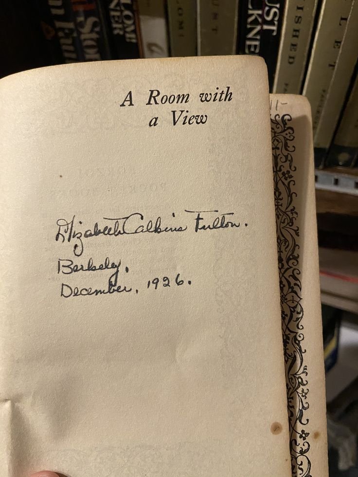 S2zannea's tweet photo. We need to bring back the tradition of giving books as gifts with a dedication on the first page https://t.co/oMBaqg1e5H