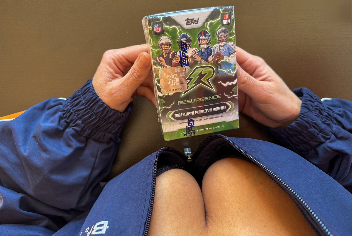 juicydevils's tweet photo. #SNF 🏈
We rip a 2025 #Topps Resurgence Football Blaster box!

#NFL #SundayNight #Football #Broncos #Rams #Raiders https://t.co/QckxfOS04T