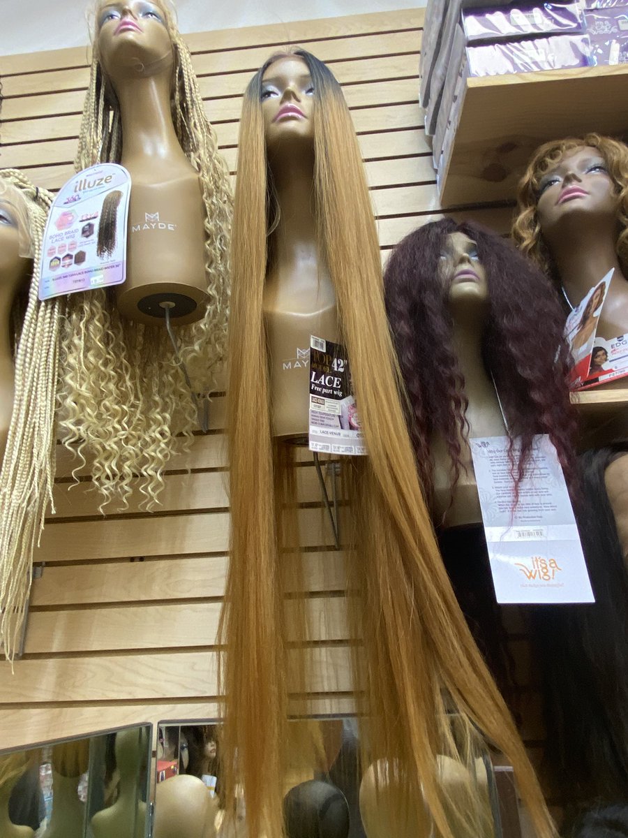Lady_Lavvv's tweet photo. Manager gave me 10% on this wig cause I was the first to want it https://t.co/Uee8vjyTI2