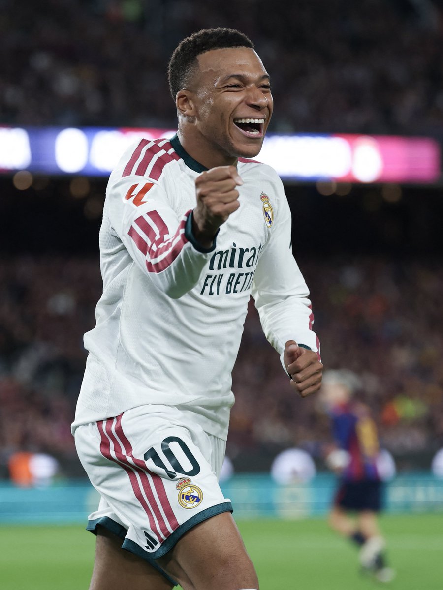 FabrizioRomano's tweet photo. ⚪️💥 OFFICIAL: Kylian Mbappé wins Man of the Match for El Clásico against Barcelona.

2 goals tonight.
8 goals in 7 Clásicos.
14 goals in 11 games against Barça. https://t.co/v4B85Z6Tt4