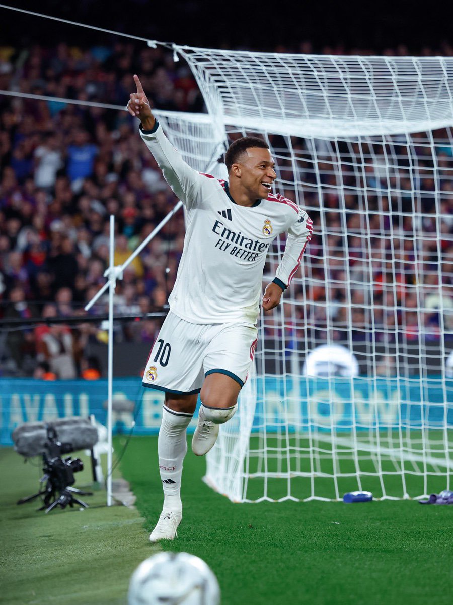 RelyYosimar's tweet photo. “Es que no aparece” 
“Es que hace mal a los compañeros” 
“Jugaríamos mejor sin el” 
“No sé de qué juega” 
“El bajón de este y del otro es culpa de él” https://t.co/MT0inrgyfE