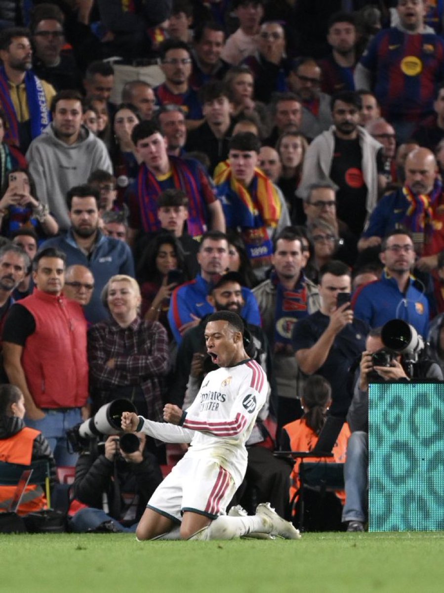 theMadridZone's tweet photo. 🚨 BREAKING: Real Madrid have ENDED Barcelona's 9-game win streak in La Liga.

If Barca had won, they would've BROKEN Real Madrid's record and become the only La Liga team to ever win the first 10 games of the season.

NOPE. ❌ https://t.co/eaeraGfvBv