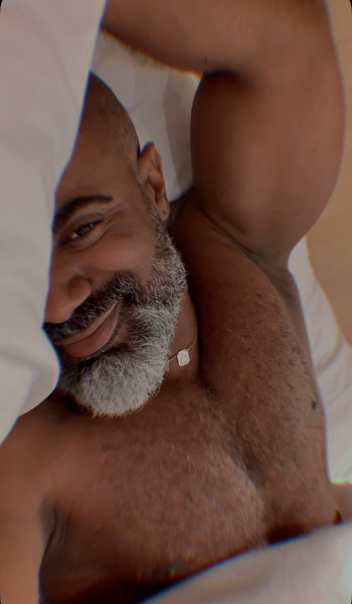 doctorqueer1's tweet photo. Espero amanhã acordar e ainda poder usar esse sorriso no rosto. Boa noite menines! https://t.co/9rAUTfHIkF