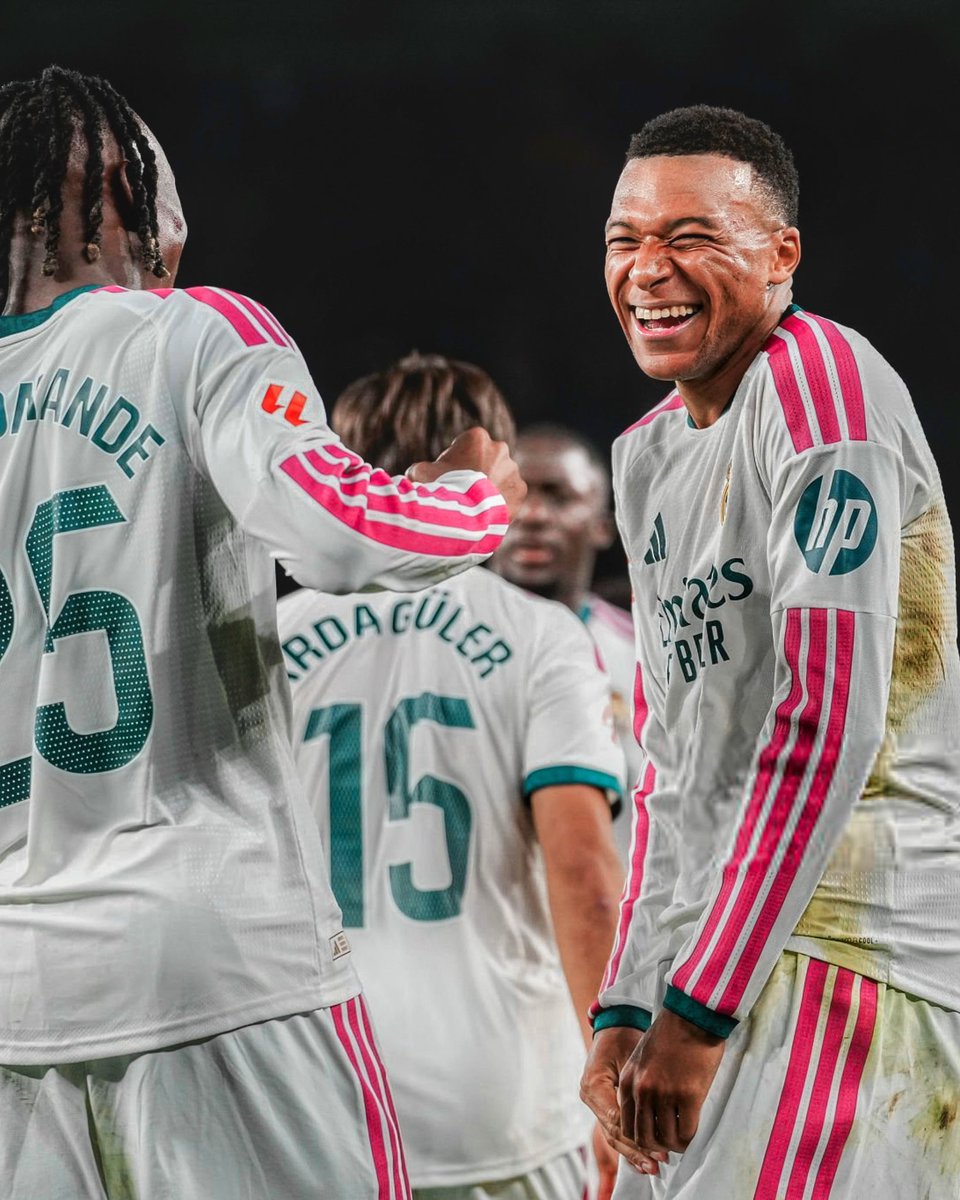 FansTribeHQ's tweet photo. 🚨 ⚪️🇫🇷💯 Kylian Mbappé writes his name in history with a brace against Barcelona, securing a 2-1 El Clásico win for Real Madrid and Reaching 100 goals in just 116 appearances as Los Blancos showed why they own the big stage — Jose Mourinho Effect😅👀

#Mbappe #RealMadrid #Barcelona #ElClasico #LaLiga