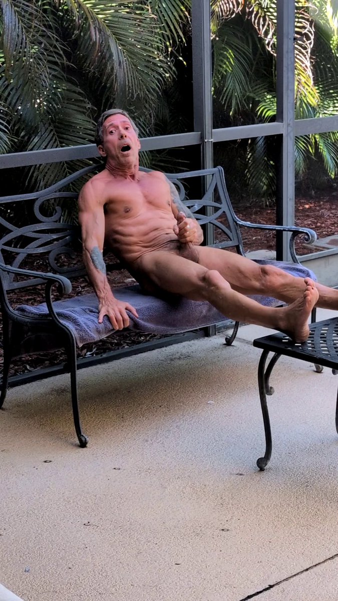 AnthonyLitalian's tweet photo. Just enjoying myself on my lanai today :-) [63] https://t.co/jryyQcIQHY