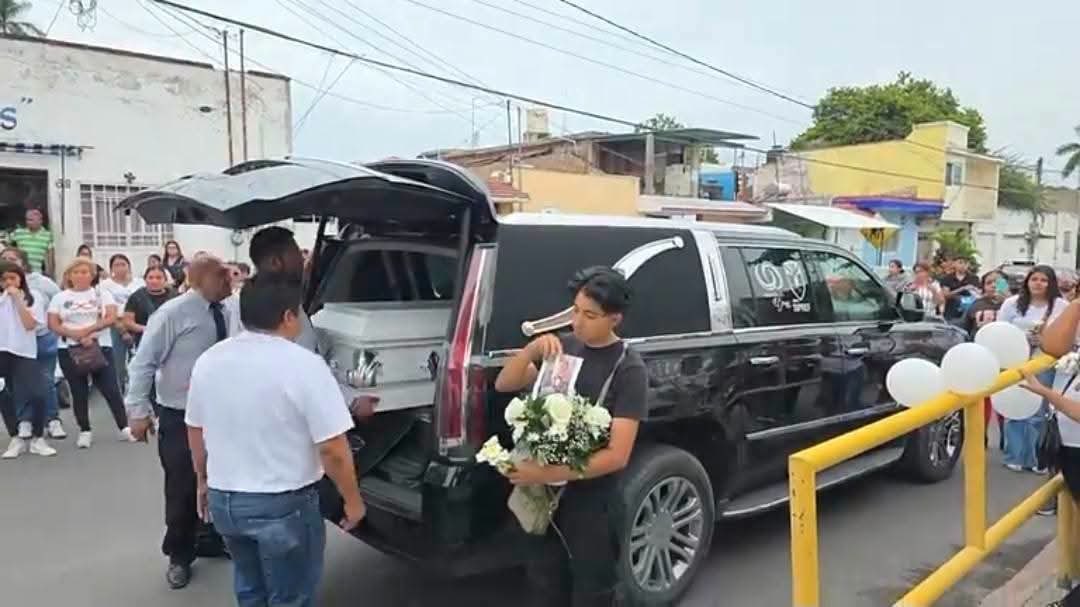 linea_caliente_'s tweet photo. #Local | Despiden entre aplausos y globos blancos al pequeño José tras trágico accidente en Cuautla

Entre muestras de dolor, consternación y un sentido homenaje póstumo, la comunidad del municipio de Cuautla dio el último adiós al pequeño José, quien perdió la vida a causa de las severas lesiones sufridas tras ser arrollado junto a su familia sobre la carretera federal México-Oaxaca.
​
Las honras fúnebres iniciaron en las instalaciones de la escuela primaria "Gabriel Tepepa", donde el menor cursaba sus estudios. 

En el plantel, compañeros de clase, profesores y padres de familia organizaron un homenaje en el que colocaron veladoras, rosas blancas y cartas de despedida para recordar al estudiante y expresar sus condolencias a los deudos.
​
Posteriormente, el cortejo fúnebre partió desde el domicilio familiar. Decenas de vecinos, amigos y pobladores acompañaron a paso lento la carroza portando arreglos florales y globos blancos hasta el panteón de la colonia Tres de Mayo. 

En el cementerio, entre cantos, oraciones y un prolongado aplauso de los asistentes, se realizó la inhumación del cuerpo del menor.
​
Durante la jornada luctuosa, familiares y habitantes de la zona reiteraron de manera firme su exigencia a las autoridades municipales, estatales y federales para la instalación urgente de topes, reductores de velocidad y señalización vial adecuada en dicho tramo carretero, con el fin de evitar nuevas tragedias en este punto de cruce peatonal escolar.