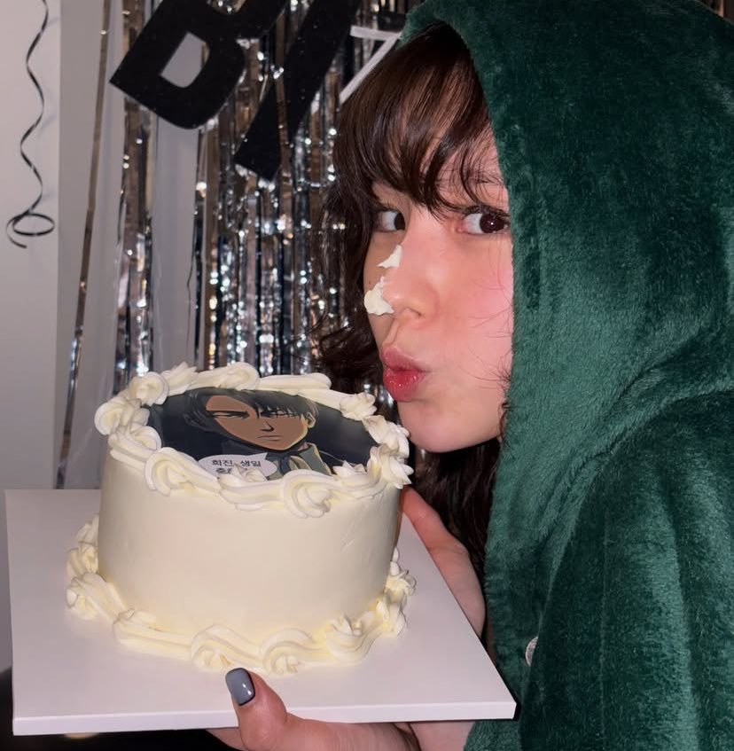 gemkkoti's tweet photo. how am I only just finding out about heejins levi cake. she's so real https://t.co/pjx1kvvzFJ
