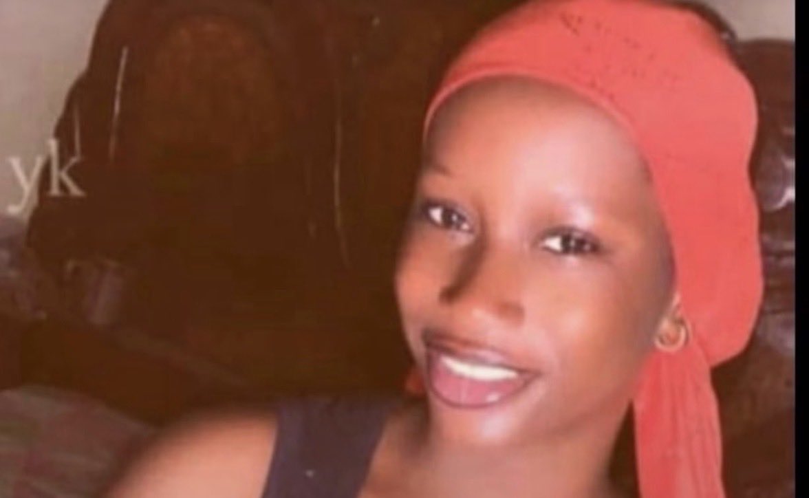 CollFemSn's tweet photo. Aminata Sy, à Podor, et Mame Diarra, à Thiès : deux nouveaux visages du féminicide au Sénégal en ce 25 Octobre 2026.

Toutes les deux auraient été tuées par leurs petits amis, dans des circonstances atroces. Mame Diarra laisse derrière elle une petite fille.

Toutes nos pensées vont à leurs familles et à leurs proches, endeuillés par ces pertes terribles.

La vie de jeunes filles continue d’être arrachée par des hommes. Nous sommes plongées dans une série noire de féminicides au Sénégal. Selon le décompte des cas médiatisés, il s’agirait des 12ᵉ et 13ᵉ féminicides recensés cette année.

Il est urgent de reconnaître le féminicide et de mobiliser tous les moyens nécessaires pour lutter contre les violences patriarcales. 

Le féminicide est un crime de domination et de possession. Ce n’est pas un « drame passionnel ». L’amour ne tue pas.

Il est également urgent de s’attaquer aux mécanismes sociaux qui nourrissent la domination masculine, de déconstruire les masculinités violentes et de mener un véritable travail de prévention et de déradicalisation des hommes face aux violences.

Combien de femmes et de jeunes filles devront encore mourir avant que leur vie soit enfin considérée comme une priorité ?

Reconnaître le féminicide. Prévenir les violences. Protéger les femmes et les filles. Agir maintenant.