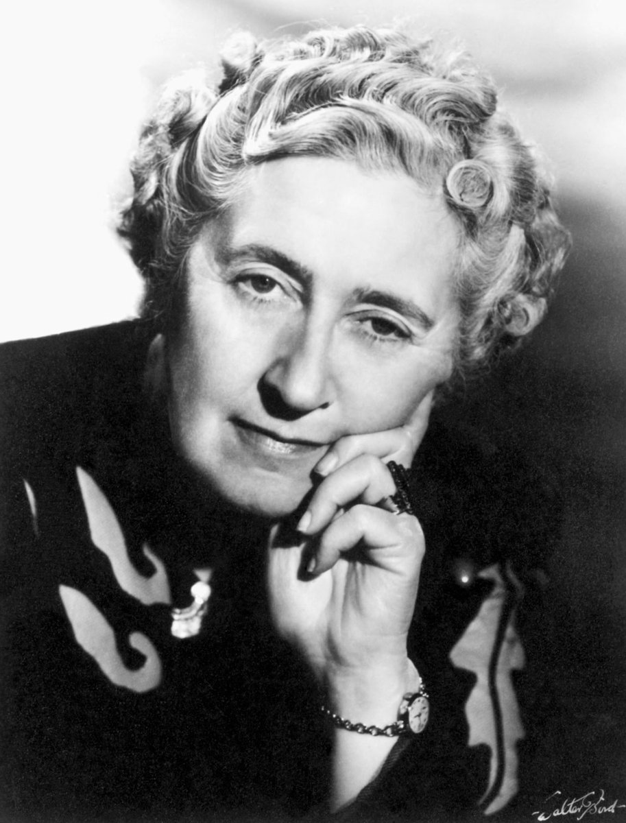 swordinet's tweet photo. Tras el Concilio Vaticano II, Agatha Christie firmó una carta para salvar la misa en latín. 

El Papa Pablo VI exclamó «¡Ah, Agatha Christie!» y debido a su profunda admiración por ella, concedió un permiso especial para mantener la misa en latín en Inglaterra y Gales. https://t.co/4tOO9MixfI