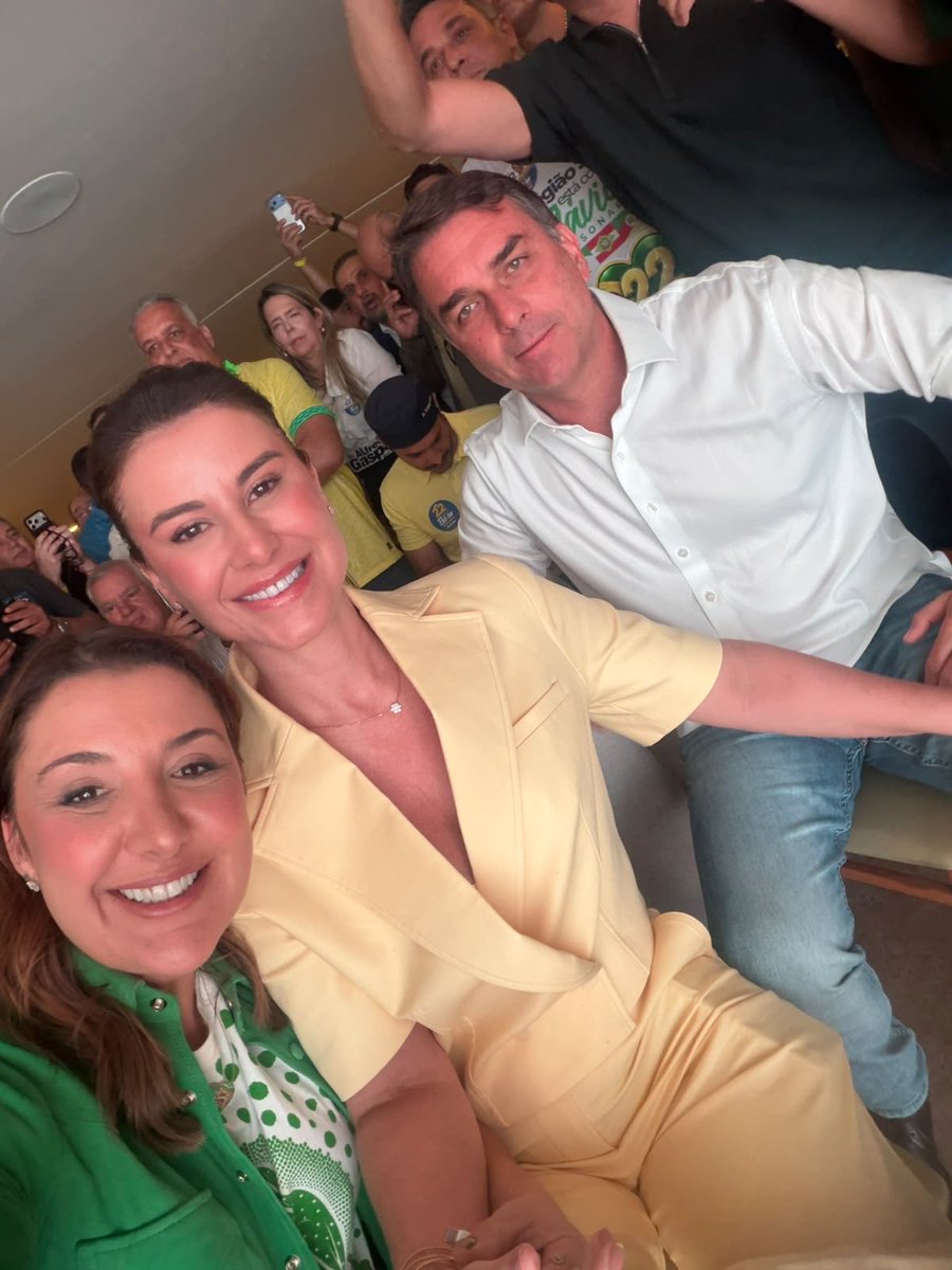 soudanimarques's tweet photo. Ao lado do presidente @flaviobolsonaro e da @fernanda.bolsonaro, acompanhando a apuração com o coração a mil! Que Deus abençoe o nosso Brasil! 🙏🏻🇧🇷 https://t.co/MCdaqGgkkQ