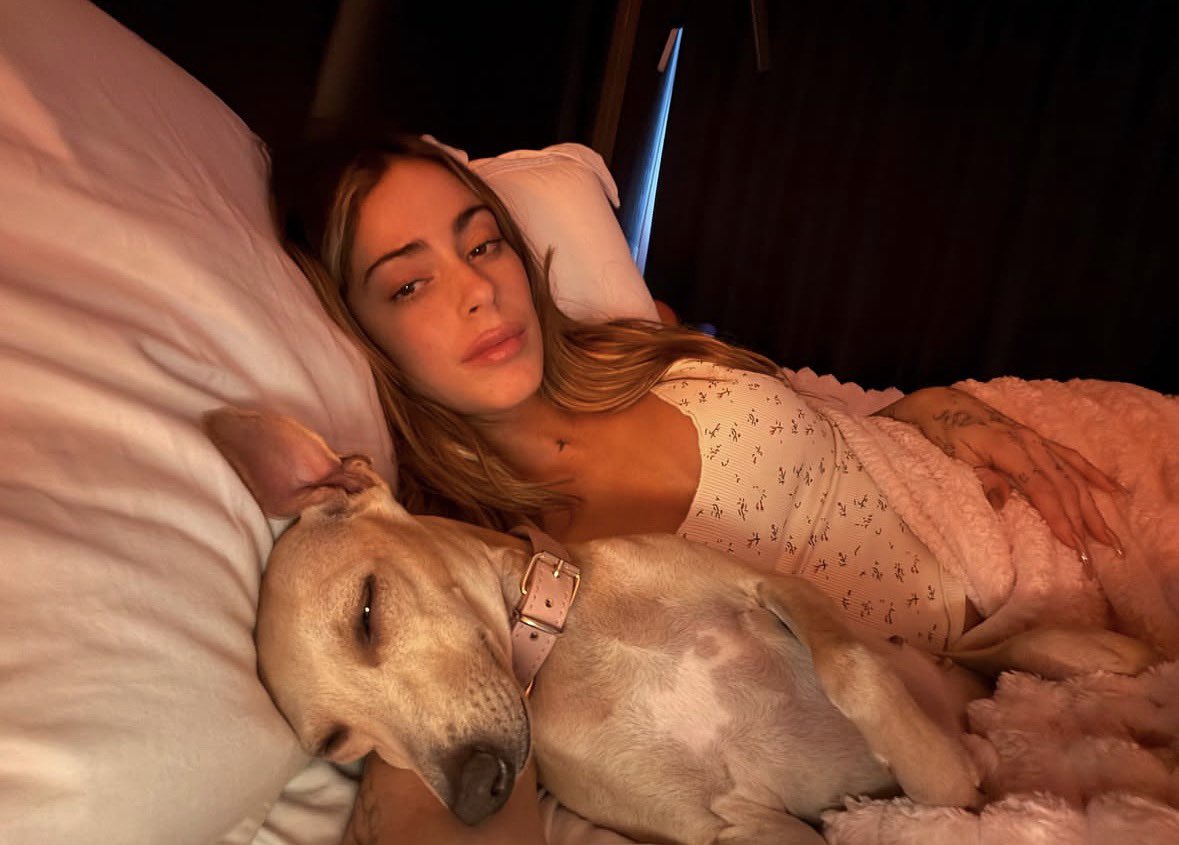 FUTTTURRA's tweet photo. la foto que subió tini recién garchada 🙏 https://t.co/sDzIZ7mk7G