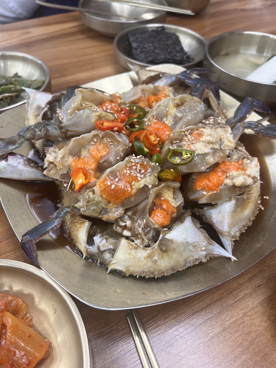 manwoong's tweet photo. 일미간장게장 (나머지는 진미식당, 프로간장게장을 서울 3대 게장집이라 정의함)은 다른 게장집과 달리 야들야들하네. 식당 분위기는 2000년대에 멈춘 느낌.  진미식당과 달리 웨이팅없이도 식사가능 (진미식당은 관광객 위주라 언제나 만석) https://t.co/5emeQNvPnW