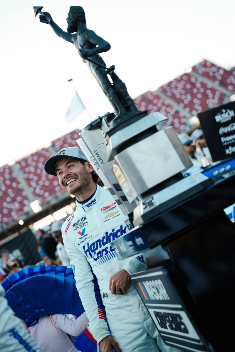 TeamHendrick's tweet photo. He got his cool trophy. 🏆 https://t.co/2npVCXbwAB