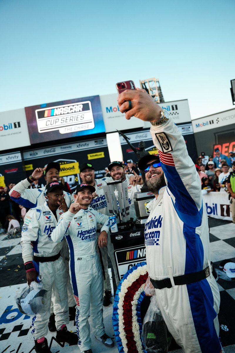 TeamHendrick's tweet photo. He got his cool trophy. 🏆 https://t.co/2npVCXbwAB