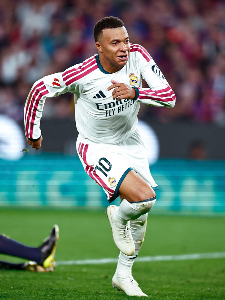 Abdouhg7's tweet photo. الريال يحسم الكلاسيكو في وسط الكامب نو و يعود بثلاث نقاط مباراة رائعة قدمها الفريق خاصة من الناحية التكتيكية دفاعيا أغلق جميع المنافذ و عمل ممتاز من المدافعين خصوصا كوكوريا و هجوميا مبابي سجل رغم أنها اهداف عادية لكن تعطي مؤشر إيجابي أنه متواجد بيلي لم يعجبني.
#ريال_مدريد_برشلونه https://t.co/s677J0VScg