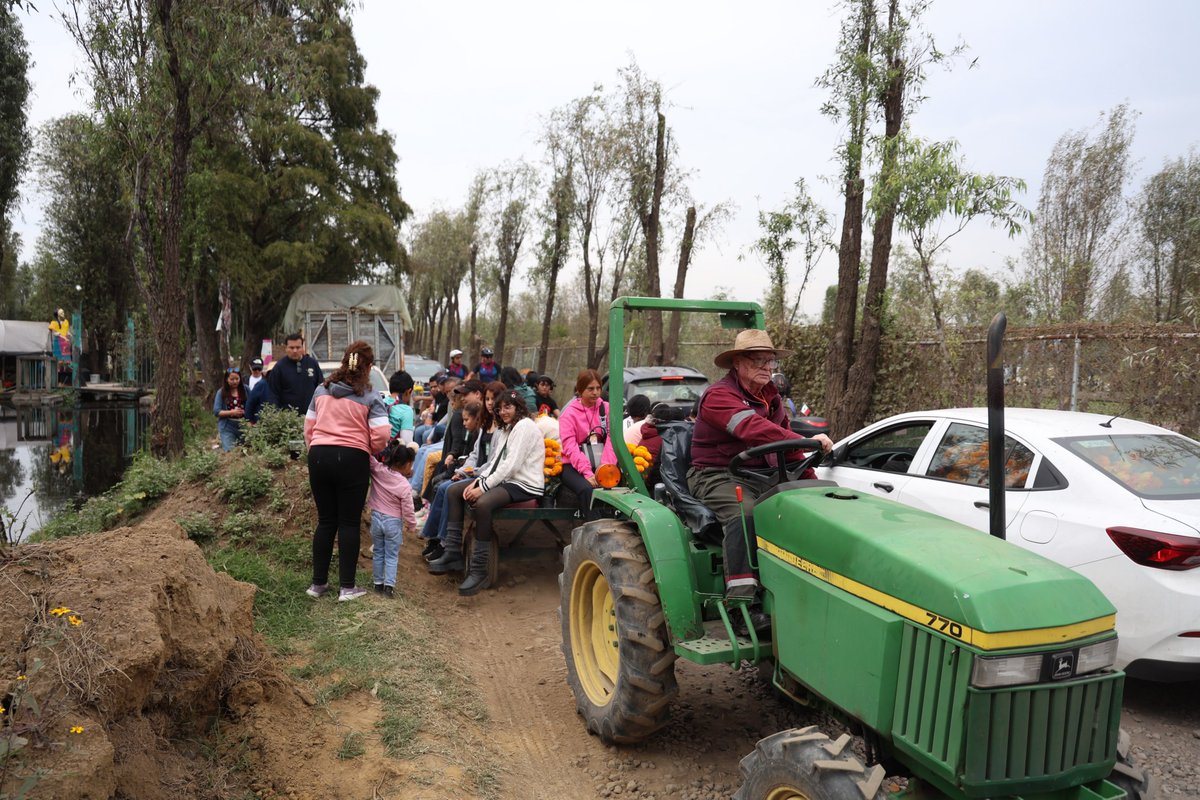 SEDEMA_CDMX's tweet photo. ¡No te quedes sin visitar el Sendero de las Almas! 

Vive la magia del Día de Muertos en Xochimilco el próximo sábado y domingo, de 10 a 16 horas, en San Gregorio Atlapulco, Puente de Urrutia y el Mercado de San Luis Tlaxialtemalco. https://t.co/Cc39MytPrR