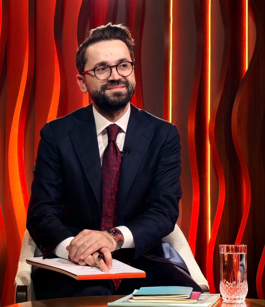 AdemMetan's tweet photo. Bir yıl önce, “Olmaz” denilen bir yerde yollarımız kesişti. Ayaküstü başlayan sohbet 40 dakika sürdü. Ayrılırken, “Ya versene sen numaranı” sözü.  “Bir gün bana konuk olur musun?” Atıfım. O röportajı yaptım. Bazı buluşmaların hikayesi, röportajın kendisi kadar kıymetli. Keyfim çok yerinde. Bu fotoğraf da röportaj anından.
Yakında👏🏻👍