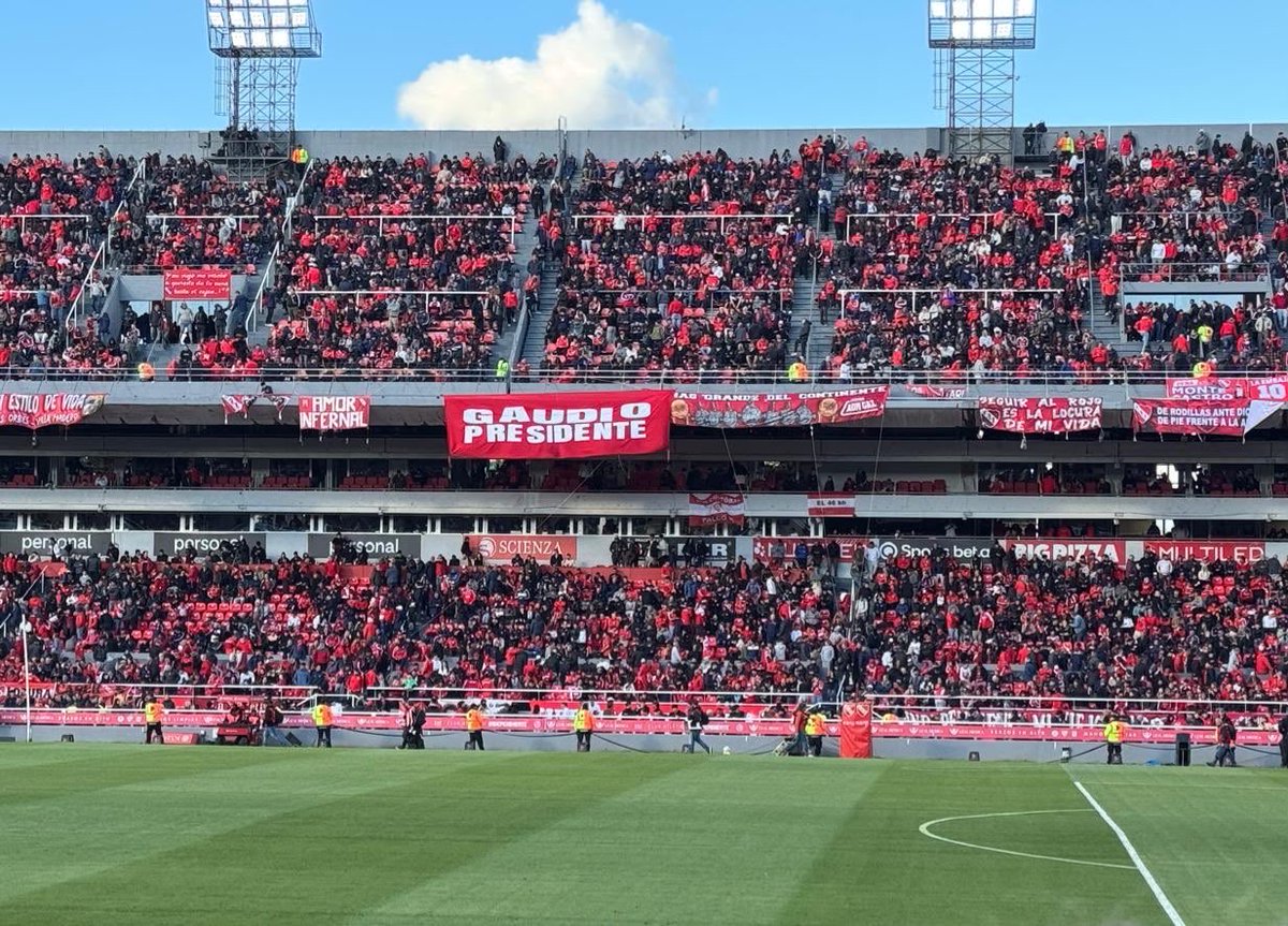 nach0cai's tweet photo. Hubieran dejado colgar una bandera que diga “Nakis presidente”? De verdad lo digo

Esto es oficialismo explícito. https://t.co/jWxA28Jcul