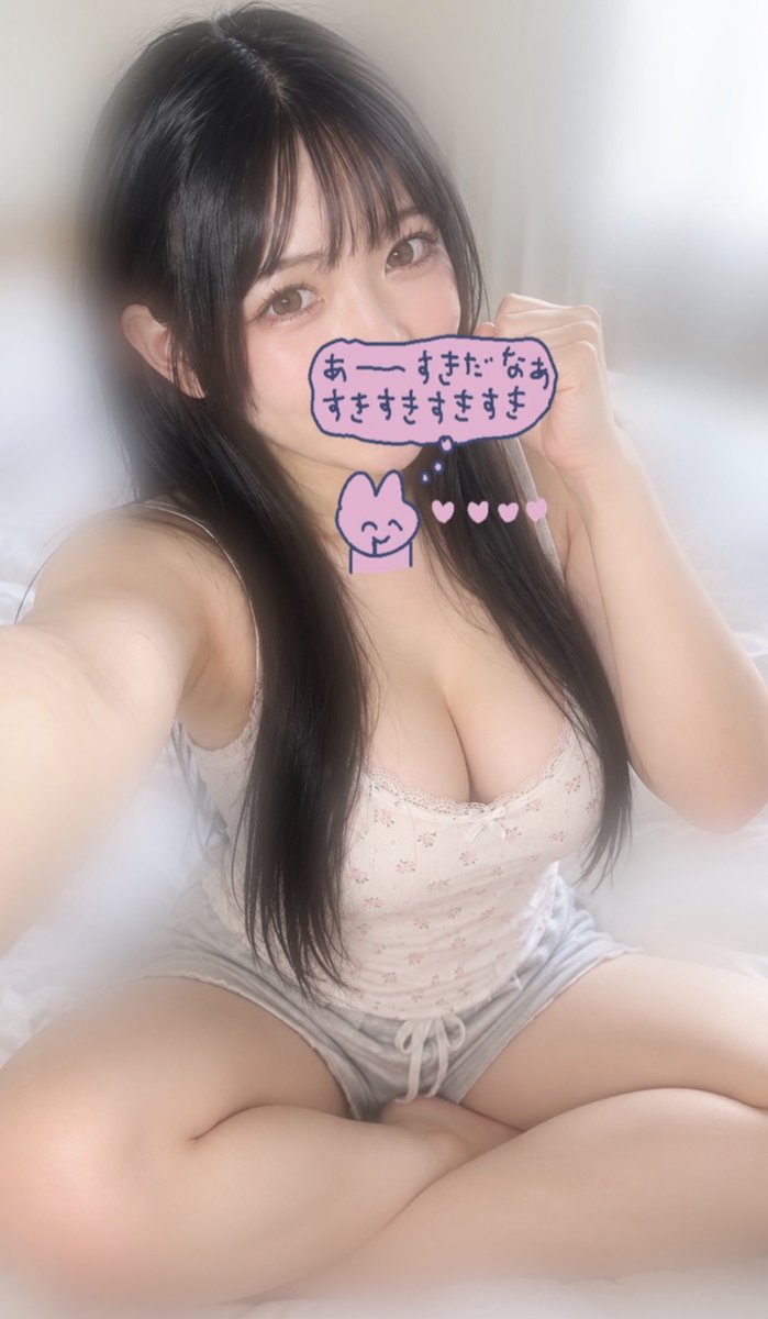 kanahimitu_'s tweet photo. キャミソールは好きですか？🥰💕

好きな人、かなで元気出た人はは【🐳】
クジラさんマークほしいな🐳✨笑 https://t.co/0E5RPddrhG