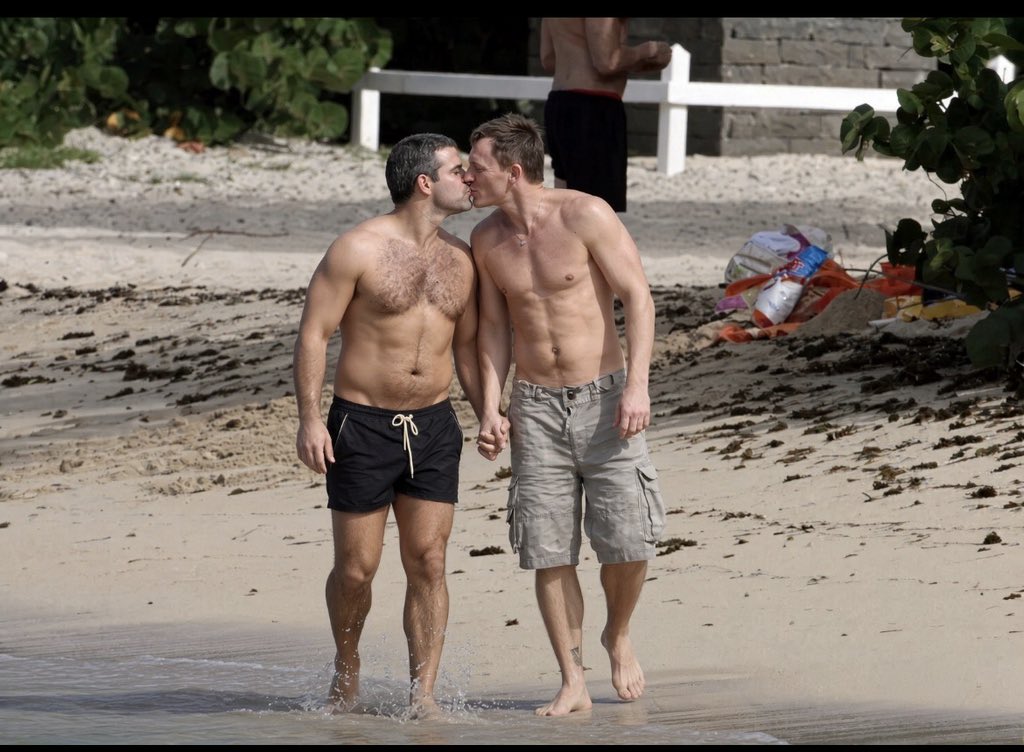 HimCentralqest's tweet photo. Daniel Craig and Andy Cohen went on vacation in St. Barts, and now the internet is investigating their holiday like it’s a James Bond mission. People don’t miss anything! https://t.co/XPcIzlBdNd