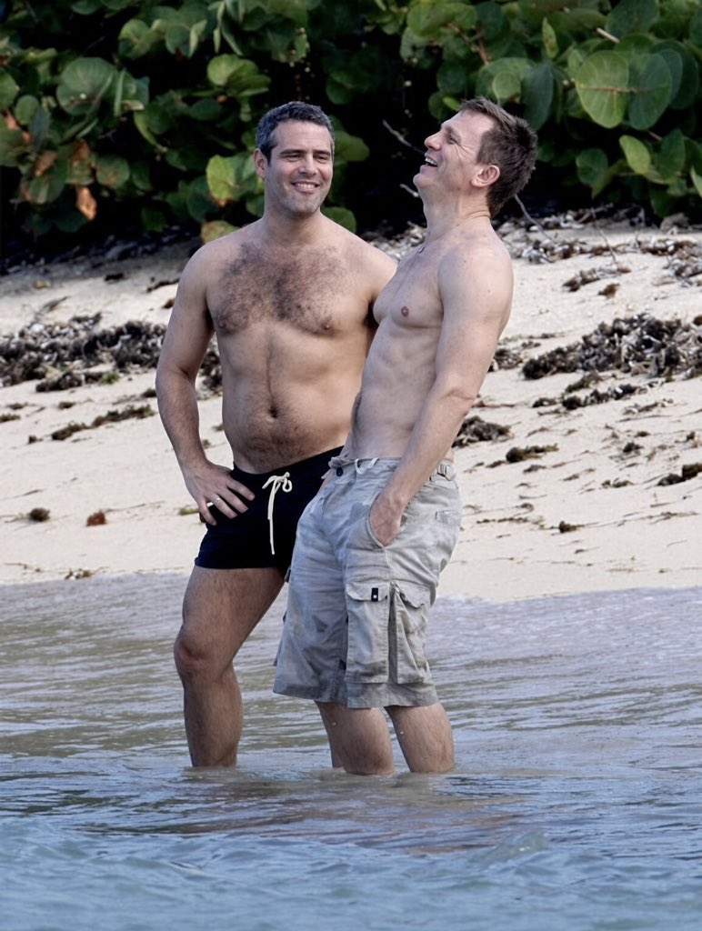 HimCentralqest's tweet photo. Daniel Craig and Andy Cohen went on vacation in St. Barts, and now the internet is investigating their holiday like it’s a James Bond mission. People don’t miss anything! https://t.co/XPcIzlBdNd