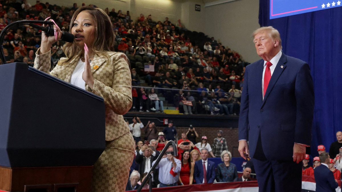 Quadcarl's tweet photo. Trump is just standing there looking at her ass. https://t.co/tDzj3Sl5Da