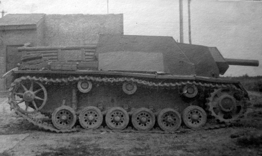 Tank_Archives's tweet photo. Production of the first 10 SG-122s was due #OTD in 1942, with 10 more expected every two weeks. Unfortunately, production was limited by the number of captured StuG and Pz.Kpfw.III chassis, and so only 21 units were ever produced. #tanks #History #WW2 #WWII https://t.co/6nOSxgriAV