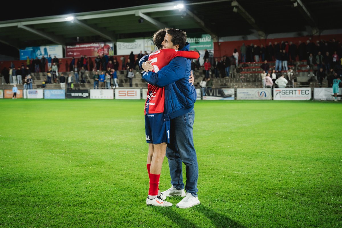 UEO1921's tweet photo. 🫂 𝐁𝐞𝐧 𝐦𝐞𝐫𝐞𝐬𝐜𝐮𝐭.

😴 Boníssima nit, olotins. Capaços de tot! 

#OlotBarçaAtlètic #2RFEF2 https://t.co/iUMzU5VpTm