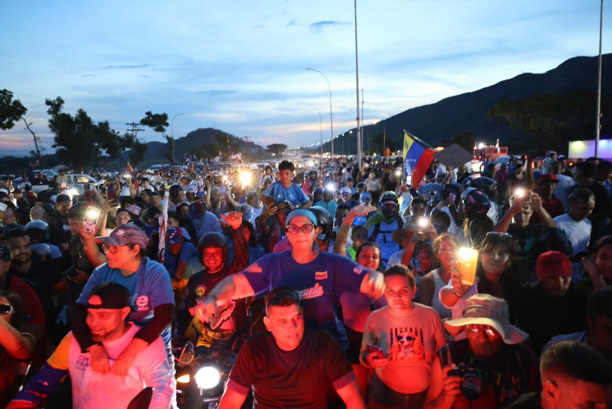 ConVzlaComando's tweet photo. Venezolanos, nos tenemos. 🇻🇪 

Vamos a completar la tarea. 
Nacimos para ser libres y lo vamos a lograr. 

Dios y la verdad nos acompañan 

Nos vemos en Caracas en pocas horas 

#HastaElFinal https://t.co/tE16TbeXI0