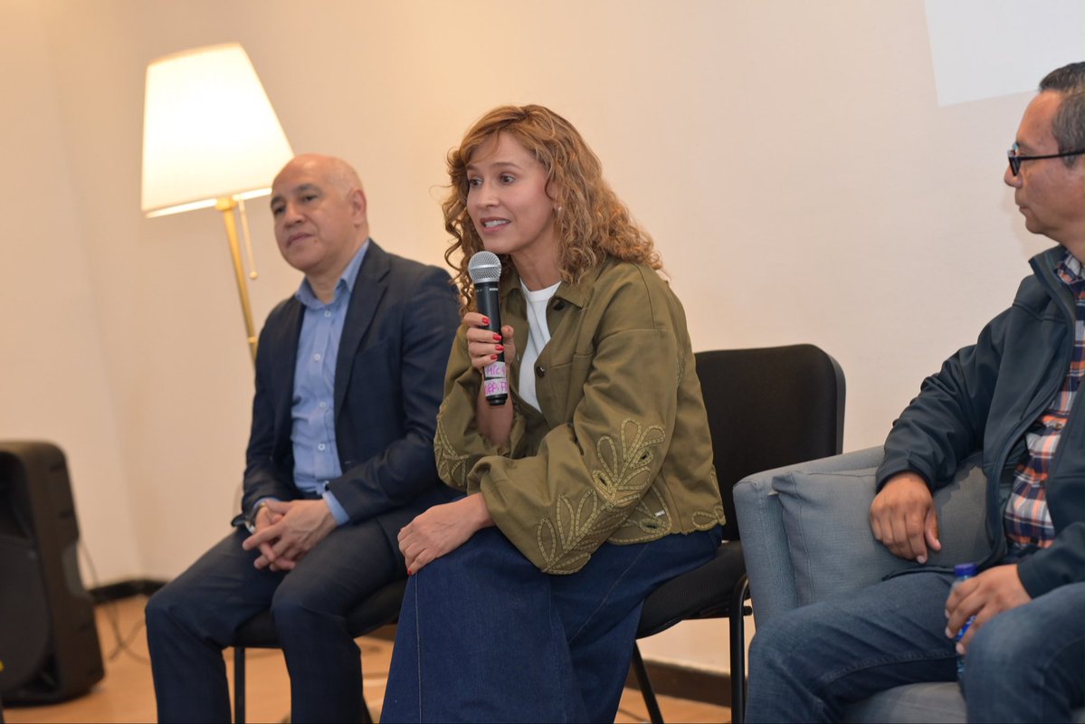 Fapuentess's tweet photo. 🤝 ¡Seguimos construyendo oportunidades para Bogotá!

Ayer compartimos en Unicentro, Usaquén, con empresarios de distintos sectores, escuchando sus ideas y fortaleciendo el diálogo para impulsar el desarrollo económico de nuestra ciudad. 

#AvancemosPorBogotá #Usaquén #Empresarios #Bogota