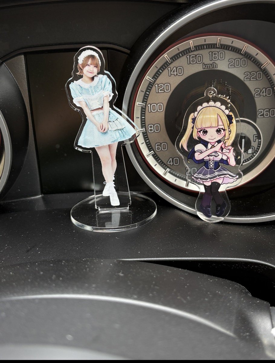 ashichammer's tweet photo. 明日のハルニシオン忘れなかったら久しぶりにりるはのアクスタ持っていくか https://t.co/8xJPNUcUTa