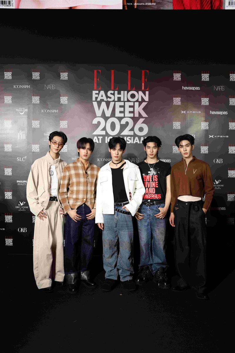 CM2Connect's tweet photo. ส่งท้าย! “ELLE Fashion Week 2026 at ICONSIAM” ปิดฉาก 4 วันสุดอลังการ
รวมตัวท็อปสตาร์สะเทือนรันเวย์-ฟรอนต์โรว์

เดินทางมาถึงวันสุดท้ายอย่างสมบูรณ์แบบสำหรับ ELLE Fashion Week 2026 at ICONSIAM สัปดาห์แฟชั่นระดับประเทศที่ตลอด 4 วันเต็มไปด้วยแฟชั่นสุดสร้างสรรค์และโมเมนต์น่าจับตา ภายใต้การดำเนินงานโดย บริษัท ดิจิเพรส จำกัด ผู้ถือครองลิขสิทธิ์ ELLE Thailand สื่อแฟชั่นและไลฟ์สไตล์ชั้นนำระดับโลก โดยปิดท้ายความประทับใจบนรันเวย์ริมแม่น้ำเจ้าพระยา ณ ริเวอร์ พาร์ค ไอคอนสยาม ในวันที่ 25 ตุลาคม 2569 ภายใต้คอนเซปต์ ‘Freedom’ ที่ชวนทุกคนปล่อยตัวตนให้เป็นอิสระผ่านแฟชั่น พร้อมได้รับการสนับสนุนจากพันธมิตรชั้นนำของประเทศไทย นำโดย ICONSIAM ร่วมด้วย การท่องเที่ยวแห่งประเทศไทย, Grey Goose, havaianas, Madame Fin, NARS, O&B, Philips Beauty, SLC Clinic & Hospital และ XPENG Thailand

คึกคักตั้งแต่หน้ารันเวย์ไปจนถึงฟรอนต์โรว์ เมื่อเหล่าซูเปอร์สตาร์ นักแสดง และศิลปินชื่อดังพร้อมใจกันมารวมตัวเฉลิมฉลองแฟชั่นครั้งสำคัญ นำโดยแฟชั่นไอคอน ชมพู่-อารยา เอ ฮาร์เก็ต พร้อมด้วย ใหม่-ดาวิกา โฮร์เน่, ไบเบิ้ล-วชิรญ์ภาส สุเมตติกุล, พีพี-ปุญญ์ปรีดี คุ้มพร้อม รอดสวาสดิ์, ตี๋ตี๋-วันพิชิต นิมิตภาคภูมิ และ ป๋อ-ศุภการ จิรโชติกุล, อู่อู๋-ธนภูมิ เศรษฐสิทธิกุล, ริวจิน-ทินภัทร ทัศนีย์ไตรเทพ และ แพทจิ-จิรชาติ บุษปวนิช, จูน-วรรณวิมล เจนอัศวเมธี, ลูกหมี-ปัญญาพัชร วังพงศ์สถาพร และ ซอนญ่า-ศรัณย์ภัทร์ พีเดอร์เซน, กรีน-อัษฎาพร สิริวัฒน์ธนกุล, ลุค-อิชิคาว่า พลาวเด้น, พิมมา-พิมพ์มาดา ใจสักเสริญ วง PiXXiE, โยโกะ-อาภัสรา เลิศประเสริฐ ฯลฯ ที่ต่างจัดเต็มลุคแฟชั่นสุดโดดเด่นมาร่วมสร้างสีสันให้ค่ำคืนสุดท้ายของ ELLE Fashion Week 2026 at ICONSIAM

บนรันเวย์ยังอัดแน่นด้วยโชว์ไฮไลต์จากหลากหลายแบรนด์ เริ่มต้นด้วย WACAY ที่ยกทัพแฟชั่นไอคอนแห่งยุคมาร่วมถ่ายทอดคอลเลกชัน ‘WACAY GARDEN’ นำโดย เบ็คกี้-รีเบคก้า แพทรีเซีย อาร์มสตรอง, เมเบิ้ล-สิริวลี สิริวิบูลย์, เพิร์ธ-วีริณฐ์ศรา ตั้งกิจสุวานิช, มอส-ภาณุวัฒน์ โสประดิษฐ และ แบงค์-มณฑป เหมตาล, แอนโทเนีย โพซิ้ว, กวาง-วรรณปิยะ ออมสินนพกุล,  พริกขิง-สุรีย์ญะเรศ ยะคะเรศ, นินน่า-ญาณิน โอภาสสถาวร, ชเว ซึงโฮ, อ๊อตโต้ และ แมดดอค สมาชิกวง DICE ฯลฯ ถ่ายทอดเรื่องราวของความงามที่ไม่จำเป็นต้องสมบูรณ์แบบ ผ่านความแตกต่างระหว่างความสดใหม่และความร่วงโรย ความนุ่มนวลและความแข็งแกร่ง รวมถึงความหวานและความขม ที่มาบรรจบกันอย่างมีเสน่ห์บนรันเวย์ ต่อด้วย ICONCRAFT กับโชว์ ‘The Living Thai Wisdom’ ที่นำเสนอภูมิปัญญาไทยในมุมมองร่วมสมัย ผ่านงานฝีมือและความคิดสร้างสรรค์ของคนรุ่นใหม่ ถ่ายทอดผ่าน 3 บทจาก 3 นักออกแบบ พร้อมเหล่าคนดังที่มาร่วมเดินแฟชั่นโชว์ ได้แก่ ภีมธนัช-ทีเจ-สกาย-ฟารีส-โตโต้ 9214KIDS, พั้นช์-ภัทรวดี ธาดาเจริญภักดี วง Kiismet, บิลลี่-ภัทรชนน และ แฟรงกี้-วีรภัฎ อ่อนสะอาด ก่อนส่งต่อความสนุกด้วยโชว์ปิดท้ายจาก HOOK’S PRESENTED BY O&B กับคอลเลกชัน ‘THE MOTHERSHIP’ ที่เริ่มจากจินตนาการว่าหากผู้มาเยือนจากนอกโลกเดินทางมาถึงประเทศไทยวันนี้ พวกเขาจะได้พบ ‘ความเป็นไทย’ ในรูปแบบใด เป็นแฟชั่นโชว์แบบเพอร์ฟอร์แมนซ์ พิสูจน์ว่าสามารถพาความเป็นไทยเดินออกไปบนถนน เข้าไปในปาร์ตี้ หรือแม้แต่ออกไปนอกโลกได้ โดยมี จี๋-สุทธิรักษ์ ทรัพย์วิจิตร, อิน-จักราสินธุ์ อัศวธนะชัย และ ฟลุ๊คกะล่อน-ธรรณพ แสงโอสถ มาร่วมเฉิดฉายบนรันเวย์

นับเป็นการปิดฉาก ELLE Fashion Week 2026 at ICONSIAM ตลอด 4 วันอย่างสมบูรณ์แบบ กับการรวมพลังของดีไซเนอร์ไทย แฟชั่นไอคอน ศิลปิน และนักแสดง ที่มาร่วมถ่ายทอดตัวตนผ่านแฟชั่นภายใต้แนวคิด ‘Freedom’ และสร้างอีกหนึ่งบทสำคัญให้กับวงการแฟชั่นไทย ขอขอบคุณทุกแรงสนับสนุนที่มาร่วมเป็นส่วนหนึ่งของ ELLE Fashion Week 2026 at ICONSIAM แล้วพบกันใหม่ในปีหน้า

ติดตามข่าวสารอย่างใกล้ชิดได้ทุกช่องทางของ ELLE Thailand ช่องทางออนไลน์ https://t.co/WsiUOTuLod, Instagram: @ellethailandofficial, Facebook: ellethailandmagazine, X: ELLEThailand, TikTok: ELLE Thailand

#ELLEFashionWeek2026 #EFW26ATICONSIAM #SeeYouAtTheTent #ICONSIAM