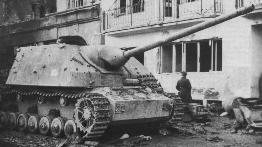 Tank_Archives's tweet photo. The ersatz Panzer IV/70(A) was put into production to make up for shortages of the Panzer IV/70(V). Not enough of these were built either, as Nibelungenwerk was bombed #OTD in 1944 and rates of production cratered. #tanks #history #WW2 #WWII https://t.co/9HwyV1l8yH