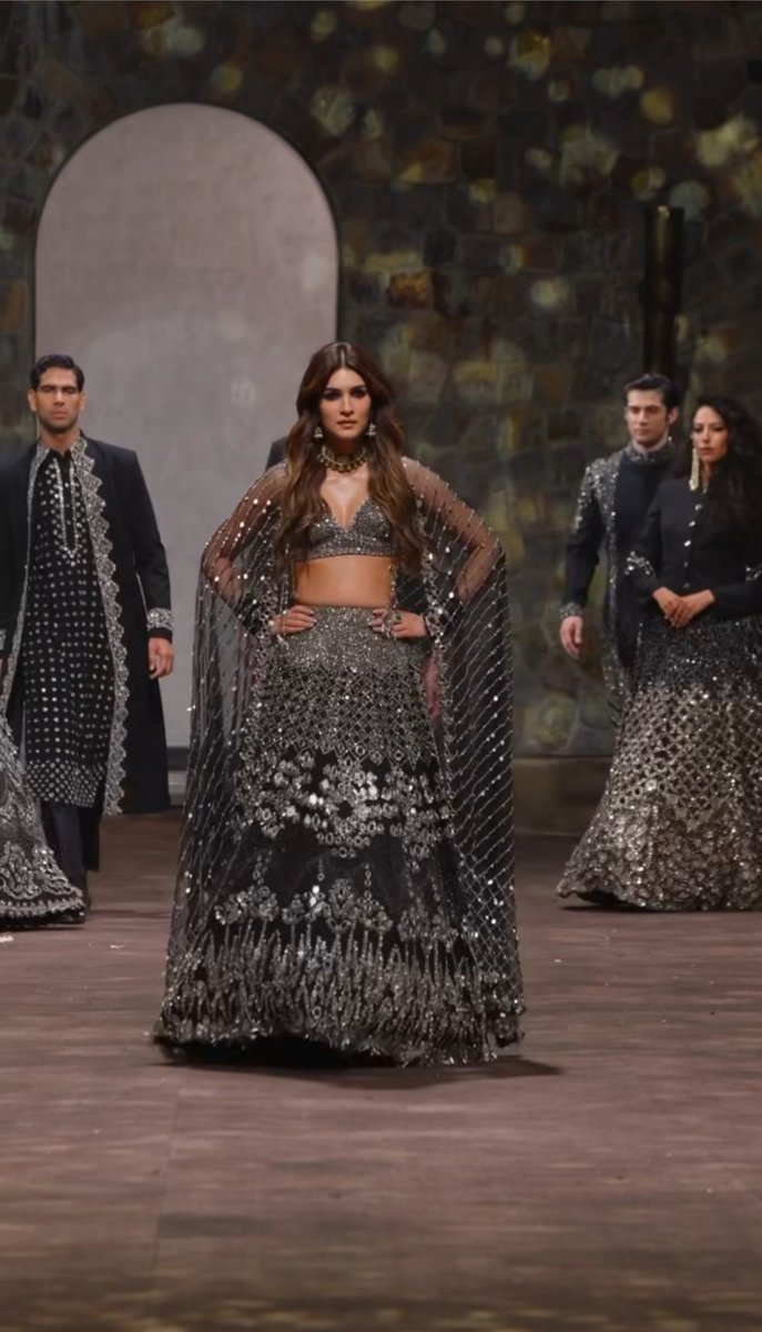 jsbizzy's tweet photo. WESTERN COULD NEVER!! Day by day KIRTI is becoming my FAVOURITE , she looks like a real SHERNI in these clothes 😭🖤 https://t.co/7KTamkpLaq