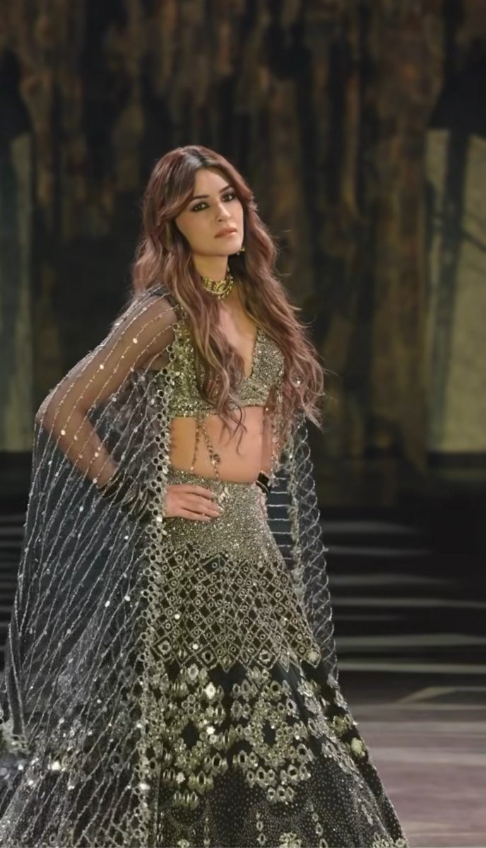 jsbizzy's tweet photo. WESTERN COULD NEVER!! Day by day KIRTI is becoming my FAVOURITE , she looks like a real SHERNI in these clothes 😭🖤 https://t.co/7KTamkpLaq