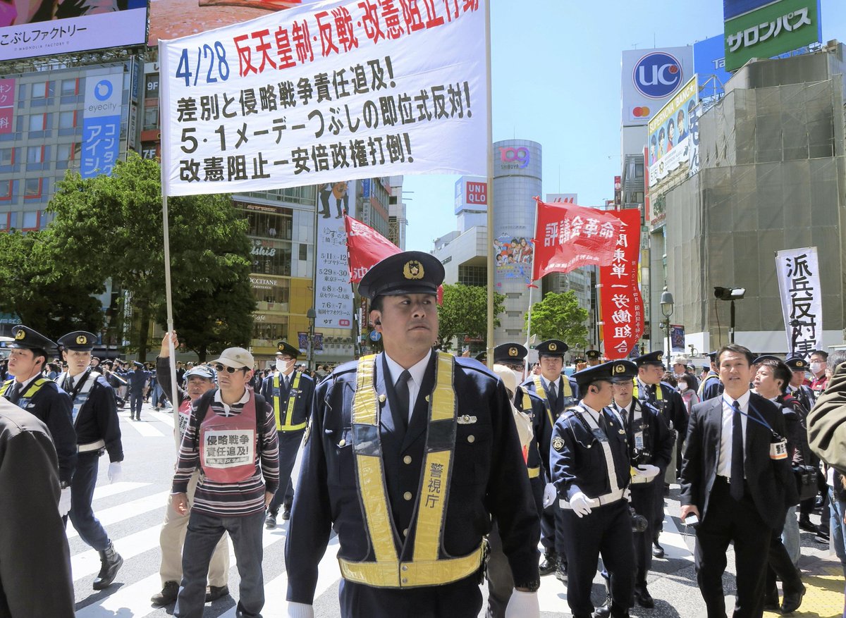 nobby_saitama's tweet photo. デモ行進を警察官が先導するって、どこの国の警察でも普通にやる事ですけどね。 https://t.co/WWNipk61j2