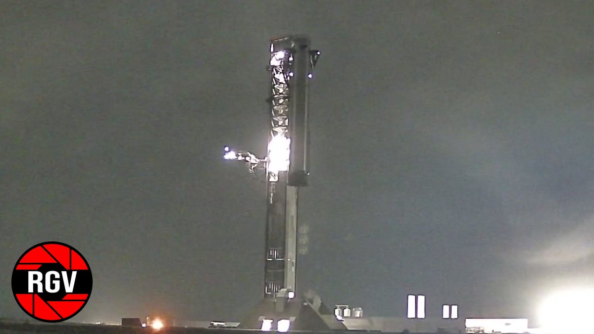 RGVaerialphotos's tweet photo. Booster 22 has been lifted to catch height! https://t.co/QjSxWHZnzb