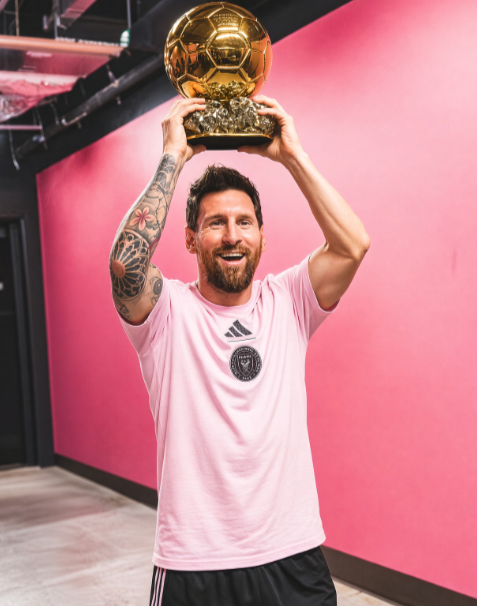 fabrizioprabono's tweet photo. As long as his feet are still touching the grass of the pitch, he still deserves that 9th Ballon d'Or. https://t.co/w4dipK7Hbb