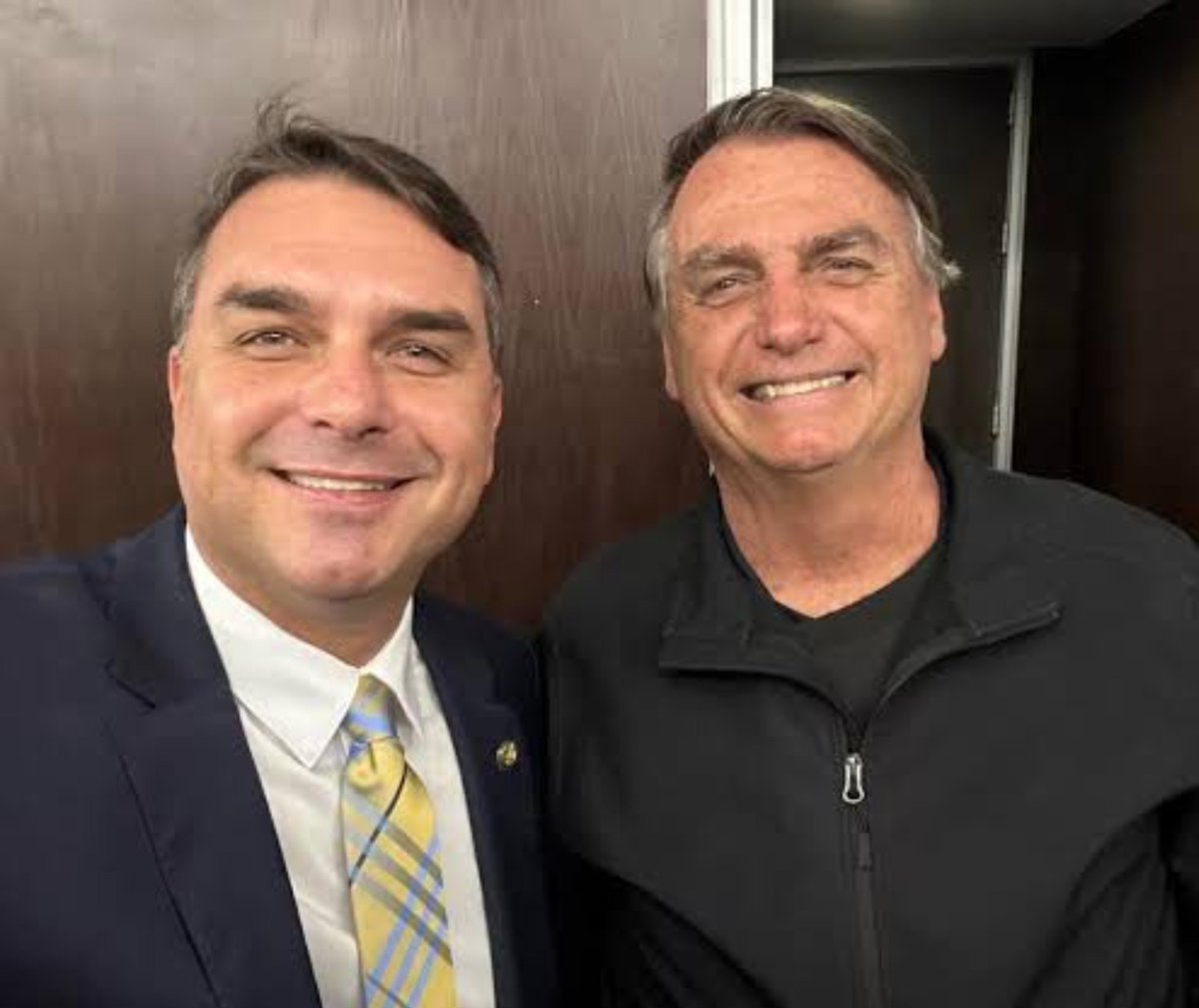 Vigilan66356230's tweet photo. O Jair vai continuar preso.

Flávio vai ser preso.

O presos do dia 8 vão apodrecer na cadeia.

O Congresso não vai impeachment ninguém..

Mais 4 Alexandres no supremo...

Se eu pudesse,me mudava desse país.😔 https://t.co/VKJ3ZmMqWA