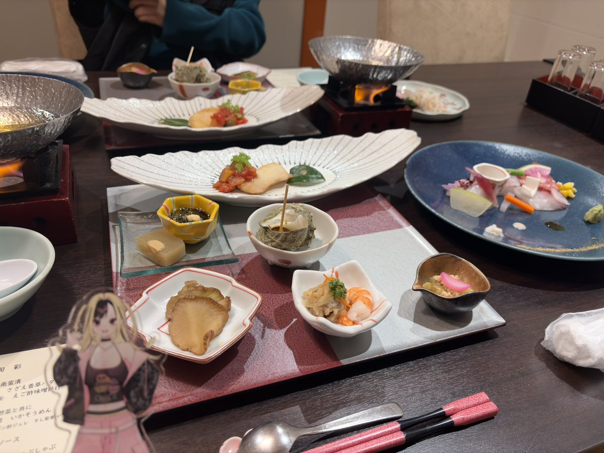 pipp_2d's tweet photo. 📍セイコーグランドホテル

男鹿に旅行行くってなった時に
絶対に泊まりたい！ってなったホテル！

なぜならお部屋も温泉も
とても素敵なのですが……

『秋田の地酒飲み比べ体験』
があったの🍶🩵
30種類も用意されてて
本当に凄かった…！
全種類飲み比べしました(˵＞𐋣＜˵)
一度にこんな多くの種類を
飲み比べできたので
ぴぴ好みの日本酒をいーっぱい
発見することができました(o̴̶̷̤⩊o̴̶̷̤)

お食事もすごかったなあ
男鹿を堪能って感じだった！

心残りは石焼料理を食べる機会が
なかったことかな( ･ᴗ･̥̥̥ )
また男鹿に行きたいぞ！！！