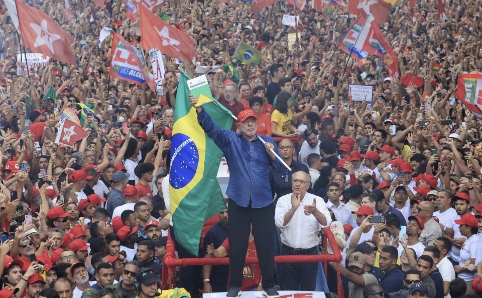 lucatelese's tweet photo. La più incredibile rimonta della storia politica del Brasile, una delle più grandi imprese politiche di tutti i tempi. Lula è per la quarta volta presidente. 

#13
#lula
#brazil https://t.co/M6ZWuJ6H5p