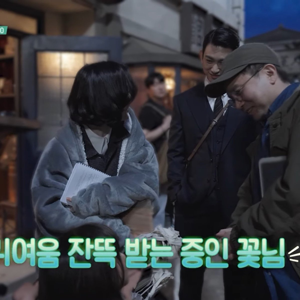 uregorjes's tweet photo. man carrying his girl's bag 😭🤏🏻

#박진영 #김유정 https://t.co/TxHJaKnD2C