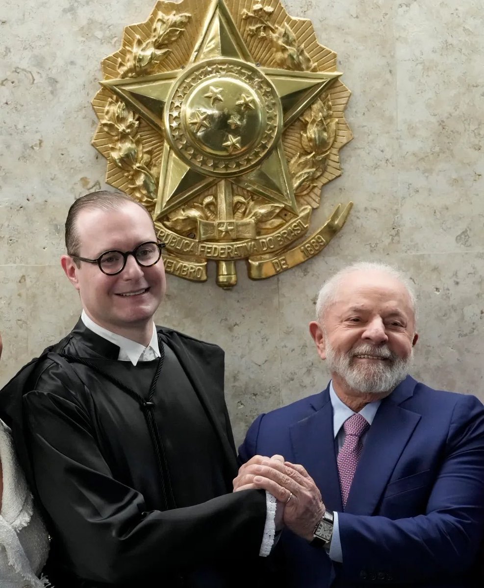 bennyjohnson's tweet photo. Lula da Silva is now projected to be re-elected over Flávio Bolsonaro in Brazil after his former personal attorney, now Supreme Court Justice, Cristiano Zanin extended voting by over three hours.

Bolsonaro was originally favored to win.

Insane. https://t.co/DXOu3NZESU