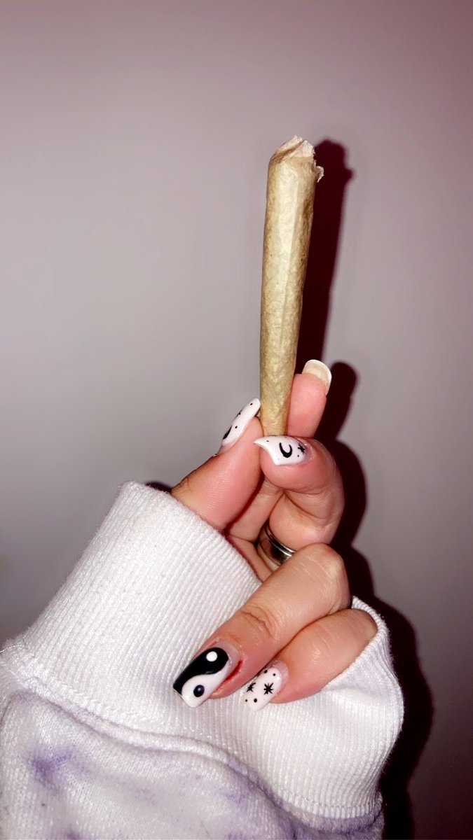 thatislandstorm's tweet photo. always been a witchy, weedy woman 🤭 🌹 💨 https://t.co/xeTk8GXrMe