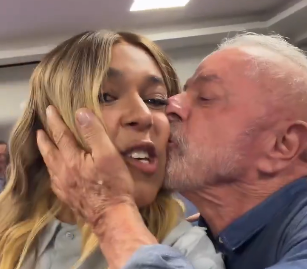 Chupeinews's tweet photo. 🚨TAQUEPARIU: Lula é flagrado sugando a vida da deputada Erika Hilton. Seria ele um vampiro? https://t.co/RehgdVbZqu