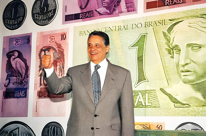 LucasKneipp2's tweet photo. A direita deveria se espelhar mais em FHC, fez reformas e buscou um país mais livre ao comercio, mas ele entendia que o papel do estado era ajudar os mais necessitados, as fundações do plano real foram feitas por FHC. Ele não fingiu ser cristão como a família Bolsonaro para ganhar votos, ele não ficava de 4 para os EUA e não aceitou a ALCA se não permitissem que os produtos brasileiros entrassem em igualdade de condições com os americanos. o PSDB nos deu o Plano Real, privatizações de estatais ineficientes, tripé macroeconômico, plano genérico, Cadastro Único (CadÚnico), Auxílio-Gás, Bolsa Alimentação, Bolsa Escola... eles perderam espaço para quem votou contra tudo isso e bajulava as atrocidades da ditadura militar, e no poder trabalhou contra a vacinação no meio de uma pandemia global, são os cristãos que se divorciam diversas vezes e tem filhos fora do casamento, são os honestos que desviam milhões em rachadinhas e fazem negócios com Daniel Vorcaro.
O Bolsonarismo também trabalhou pelo fim de alternativas, tratando o PSDB como comunistas e um partido de esquerda, tivemos os membros Bolsonaristas do NOVO deram um golpe no Amoedo antes das eleições em 2022 onde ele poderia ir aos debates e já estava com 5% nas pesquisas, demitiram ministros que faziam bom trabalho como o Mandetta só por não venderam sua alma para Jair, impediram o Tarcísio de ser o candidato em 2026, trabalharam para não ter debates no 1º turno e não dar voz a Renan Santos e Ronaldo Caiado, inclusive condicionando a ida aos debates a retirada de Renan Santos.
O Bolsonarismo é inimigo do Brasil, eles são estelionatários da moral e obcecados pelo Poder, corruptos e sem escrúpulos. Eu sinto muita falta do PSDB e de nomes como o FHC, precisamos de gestores e não animadores de torcida.