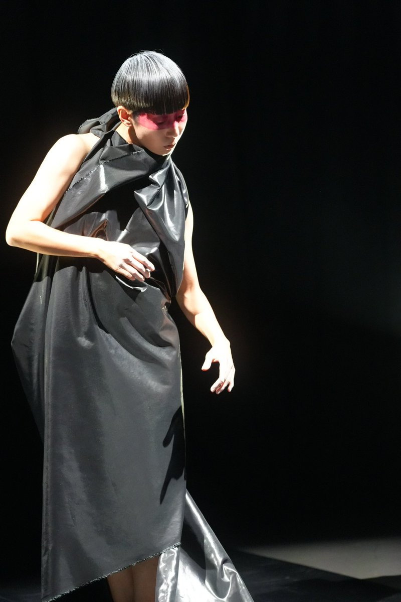 yamaminamiakane's tweet photo. SEN tomoco tagawa
fashion project 011
fashion show &amp; performance

冥府　-meifu-

無事に終演いたしました。
ご来場頂きました皆様、応援していただきました皆様、ありがとうございました！

素晴らしい機会に恵まれて。
私は幸せです。 https://t.co/rzN7nvcuLb