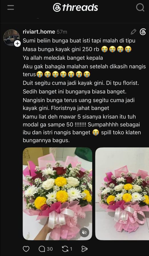 txtharihariWNI's tweet photo. Guys, menurut kalian gimana?

Orang ini ngatain florist sebagai penipu, jahat, perkara harga bouquet yang suaminya pesan ada di harga Rp250.000. Dia ngitung sendiri kalau modal bouquet seperti ini nggak sampai Rp50.000.

Padahal ada biaya pembelian bunga, kertas, lem, pita, cello, tenaga, kreativitas, dll.

Sempat hapus postingan pertama, lalu bikin utas lagi, lalu dihapus lagi.

Haus validasi kah, Mbak riviarthome? Padahal banyak UMKM yang menjalankan bisnis hanya untuk menyambung hidup.

Menurut kalian, wajar nggak menilai harga jual suatu produk cuma dari perkiraan modal bahannya tanpa menghitung biaya tenaga dan kreativitas?
